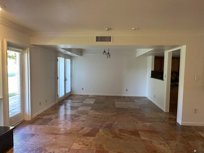 Building Photo - 800 E Country Club Dr