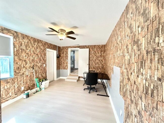 Building Photo - 2720 Edwards Ave S