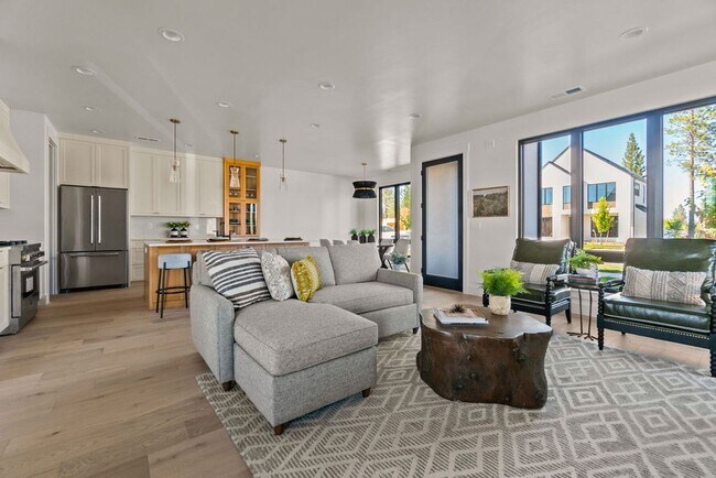 Building Photo - Exquisite Town home living: Bends desirabl...