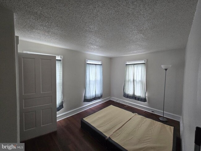 Building Photo - 106 Main St