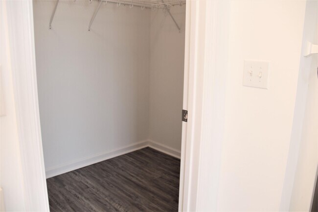 Building Photo - 205 Queenswood Blvd
