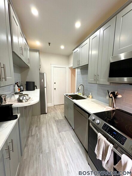 Building Photo - 370 Chestnut Hill Ave