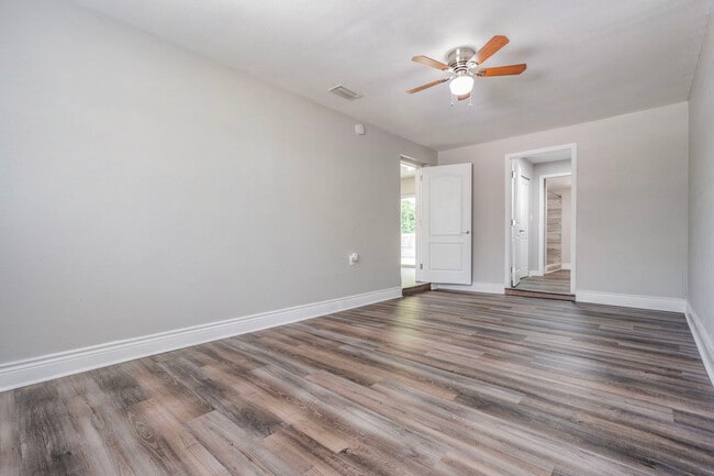 Building Photo - 7018 Sarvis St