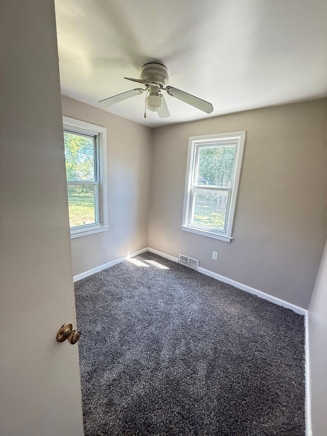 Building Photo - 3 BEDROOM HOME IN WARREN