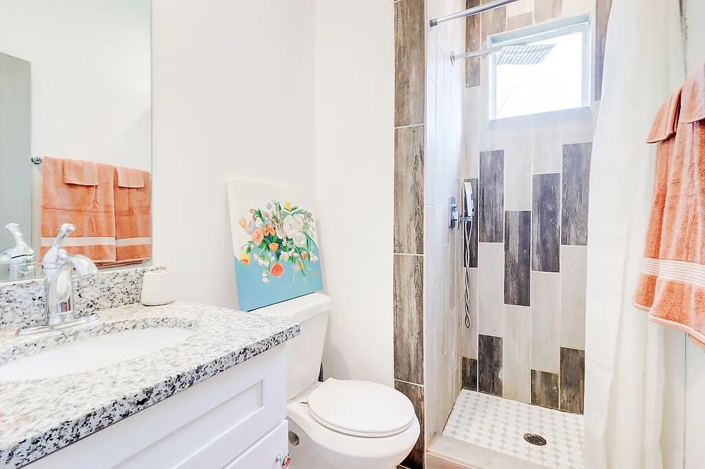 Building Photo - Room in House on Bowen Ave SE