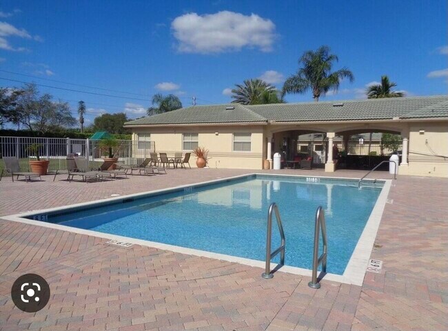 Building Photo - 2060 Greenview Shores Blvd