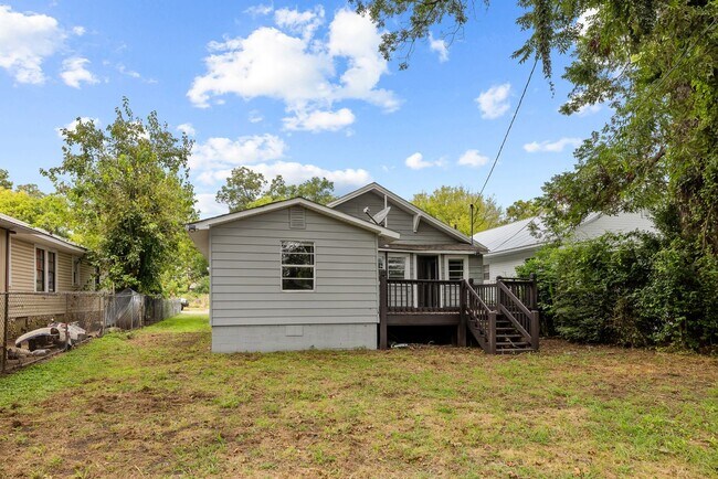 Building Photo - Newly Renovated 4 Bedroom 2 Bathroom Home