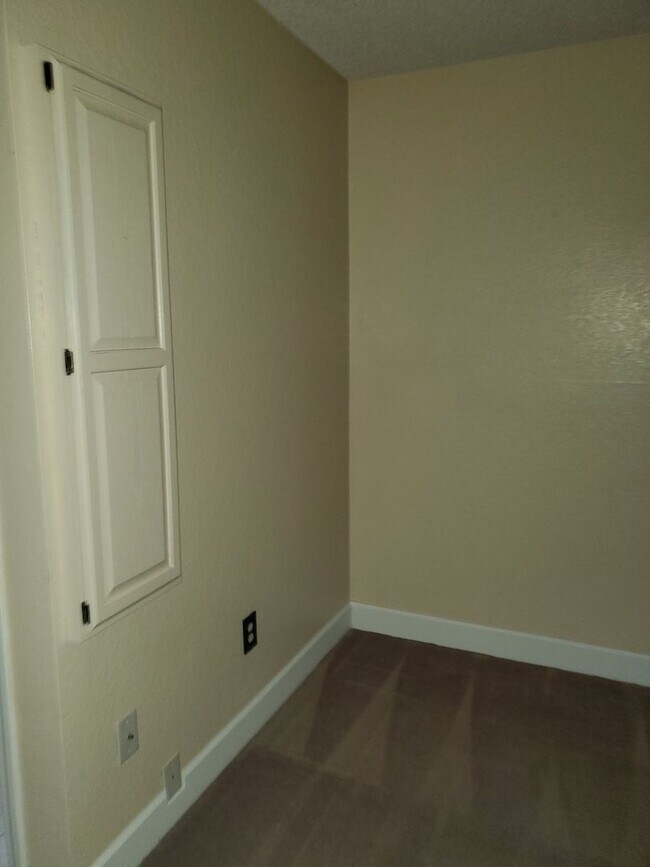 Building Photo - 3 bedroom 2 bath with Pool Off of Oakdale Road