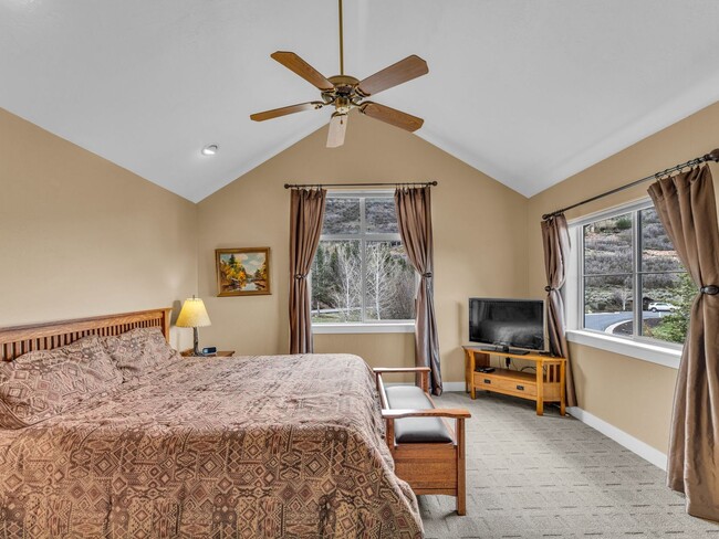 Building Photo - End-Unit Townhome in Cove Canyon