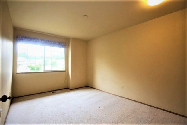 Building Photo - Beautiful 2 Story 3 Bed 2.5 Bath in Sammamish