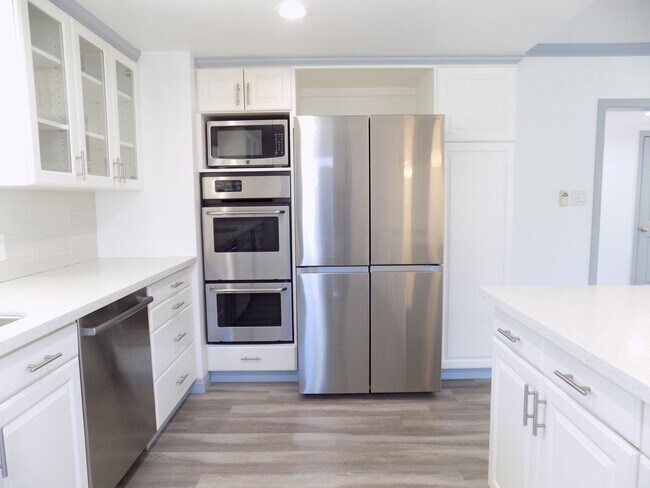 Building Photo - Ranch Style 1 Level, 3Bed/2Bath, Miraleste Pines, Custom Touches Everywhere