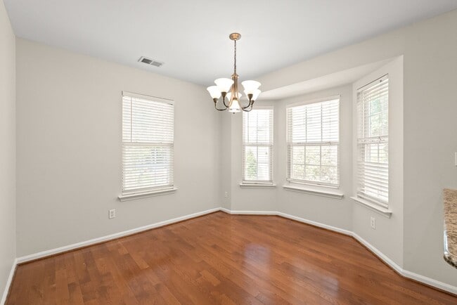 Building Photo - 3 Bedroom w/ 2 car Garage (Landscaping is ...