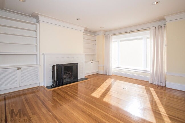 Building Photo - Eureka Valley 4 Bed + Bonus Room, 3 Bath, ...