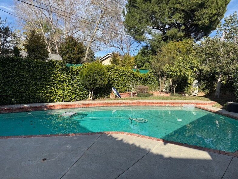 Building Photo - 17249 Flanders St