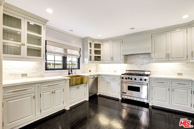 Building Photo - 744 N Sierra Bonita Ave