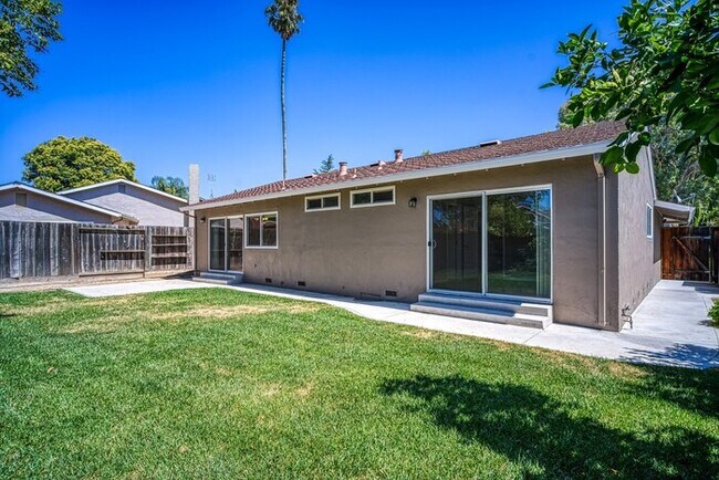 Building Photo - AVAILABLE NOW - 3Bed/2Bath Home for rent i...