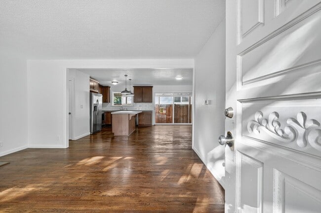 Building Photo - 4 bedroom: Single Level SE Portland Home
