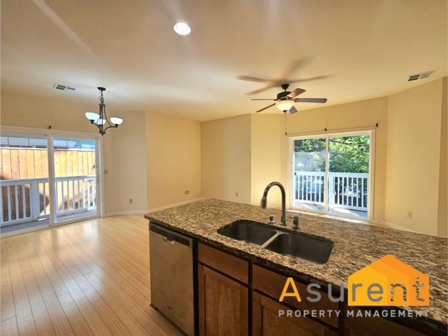 Building Photo - Adorable Jacksonville Duplex Available Soon!