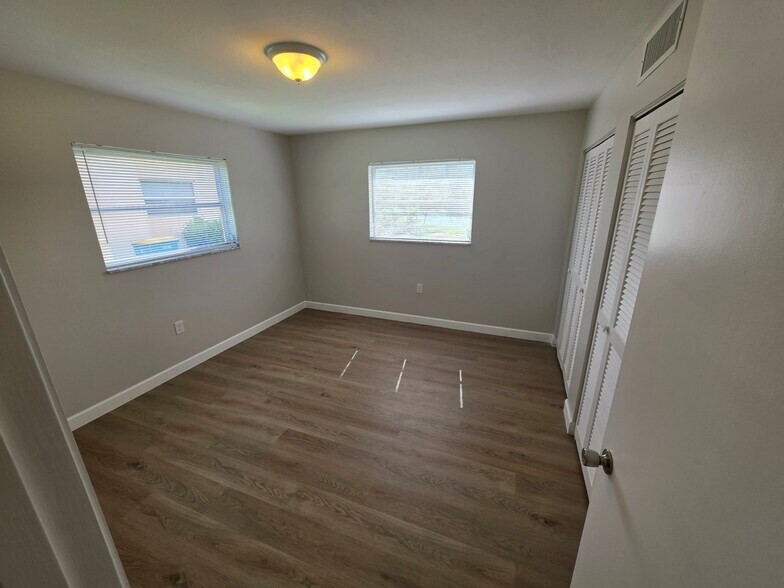 Building Photo - 665 Palm View Dr