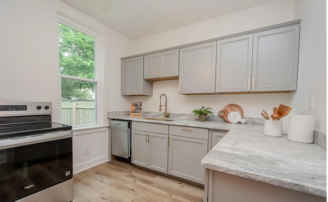 Building Photo - Updated & Beautiful 2 Bedroom Home with Private Backyard!