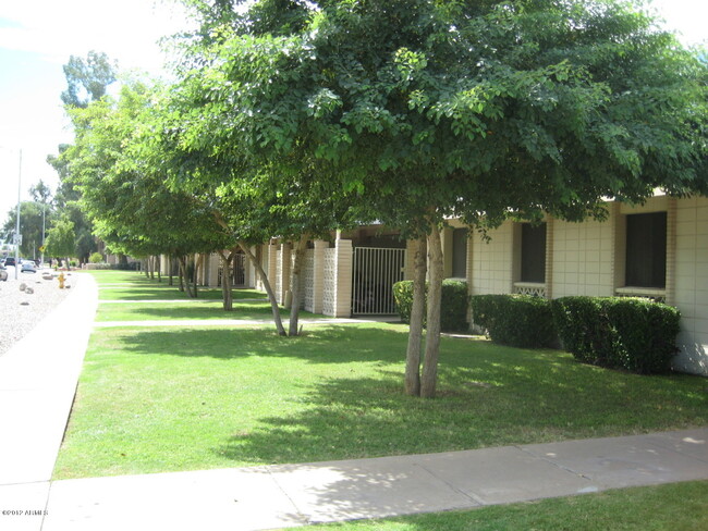 Building Photo - 5429 W Glenrosa Ave