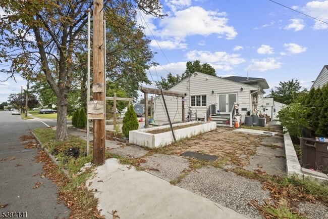 Building Photo - 231 Starmond Ave
