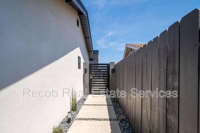 Building Photo - 6634-6644 Rockglen Ave