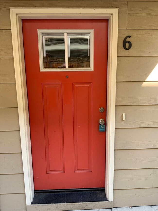 Building Photo - 3 Bedroom, 2.5 Bathroom Close to UO Campus