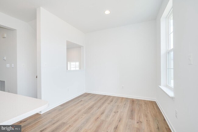Building Photo - 301 Hillsdale Pl