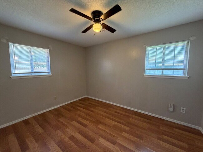 Building Photo - 3 Bed, 2 Bath in Del City