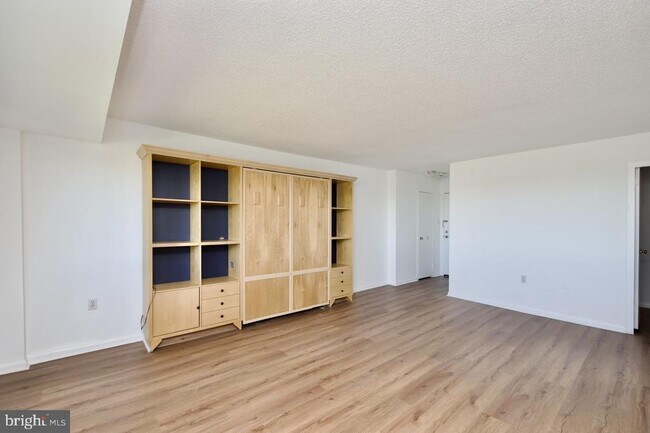 Building Photo - 2500 N Van Dorn St