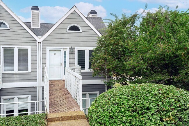 Building Photo - Updated Condo Steps from Vanderbilt with P...