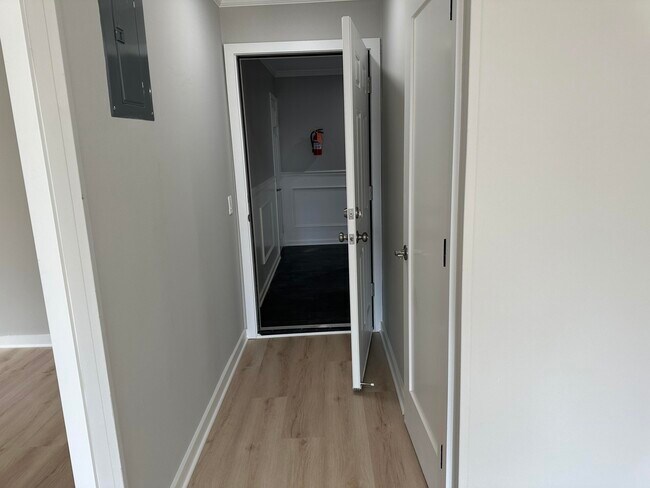 Building Photo - 137 N Center St