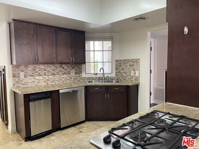 Building Photo - 431 N Doheny Dr