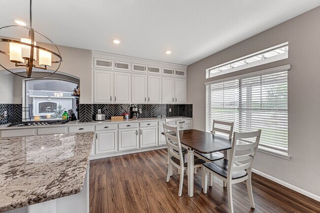 Building Photo - $4,795.00, 5 bed, 3.5 bath located in Denver.