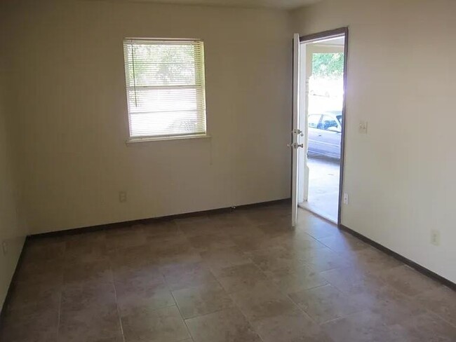 Building Photo - 820 Russell Cir