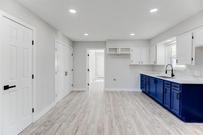 Building Photo - 207 Betral St