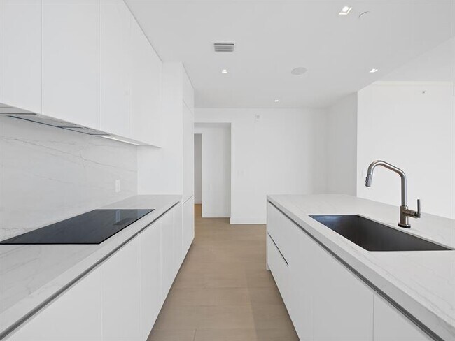 Building Photo - 700 NE 24th St