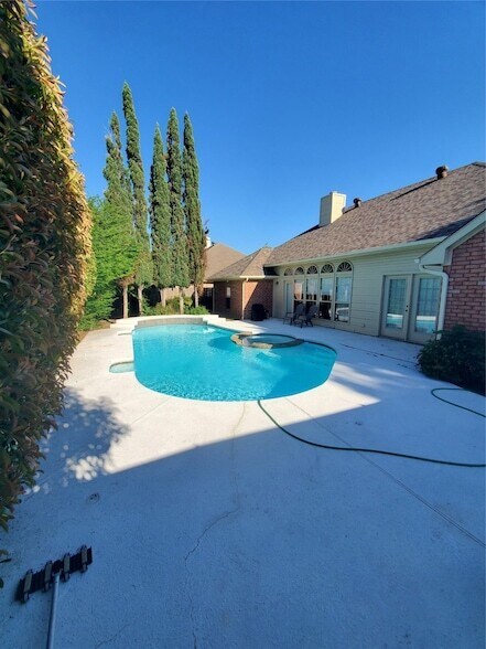 Building Photo - 2609 Classic Ct E