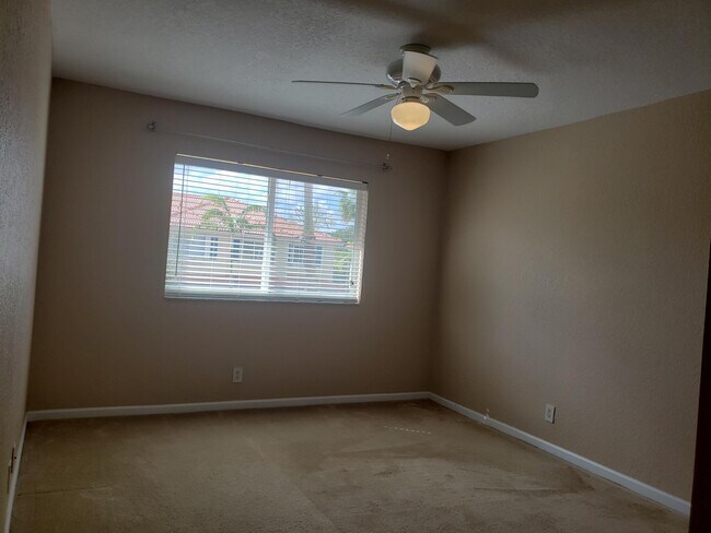 Building Photo - 3027 N Evergreen Cir