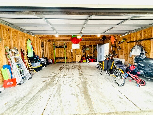 Building Photo - 5240 W Winnemac Ave