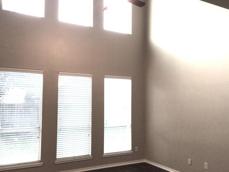 Building Photo - 2718 Lakecrest Way Dr