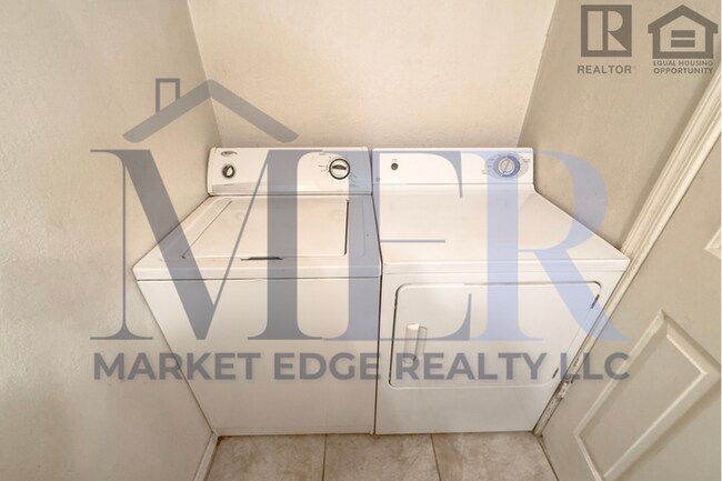 Building Photo - 2Bed/1.5Bath Ground Floor Townhouse at Glendale Ave/27th Ave! Ready for Immediate Move-In! -- GAR...