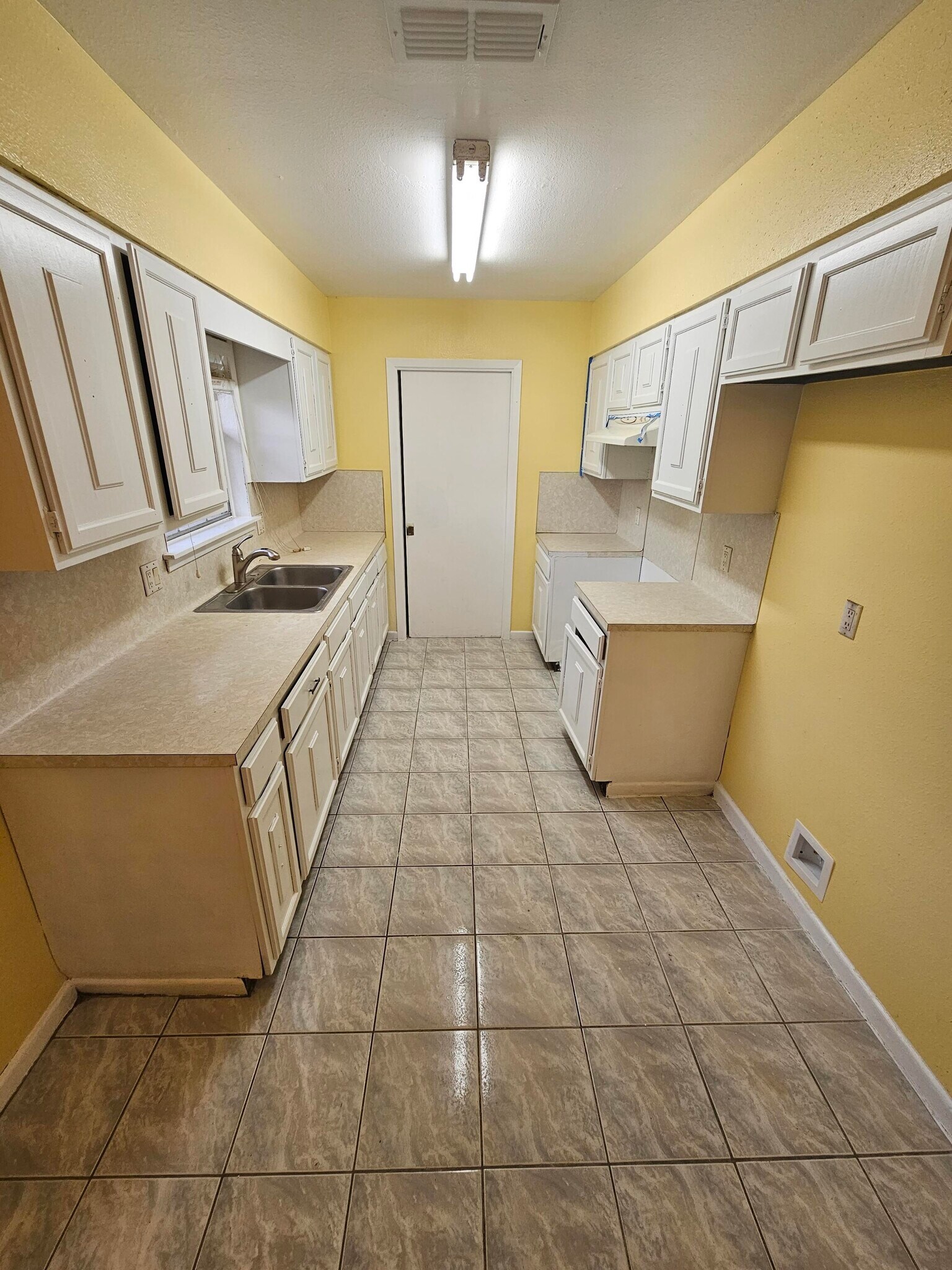 Kitchen - 618 Land O Lakes Dr
