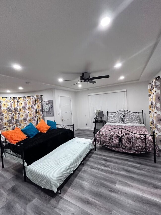 Building Photo - Charming 2-Bedroom Home in Los Angeles