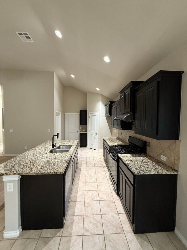 Building Photo - Beautiful 4 Bedroom Home in Mustang Schools