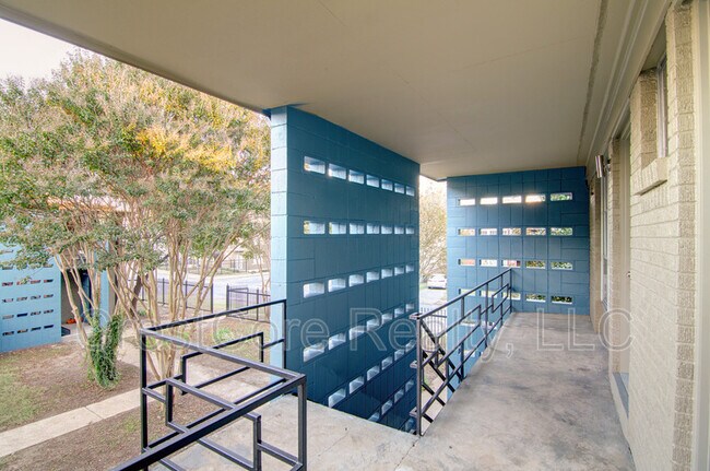 Building Photo - 21 Diana St