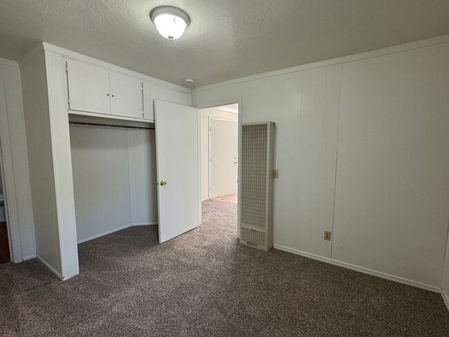 Building Photo - One Bedroom Apartment In Garden Acres Area