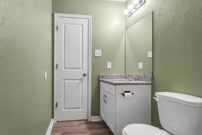 Building Photo - Your next home is waiting!