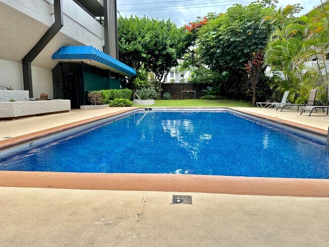 Building Photo - 1 Bedroom / 1 Bathroom / 1 Parking – Recently Renovated